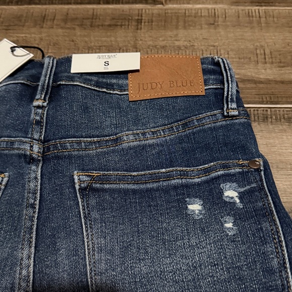 New Judy Blue Under Control Dark Wash
Tummy Control Vintage Cuffed Shorts - Picture 9 of 14